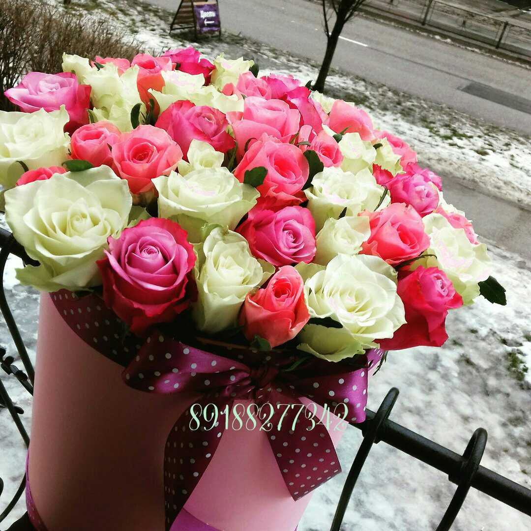 Коробка с 25 розами