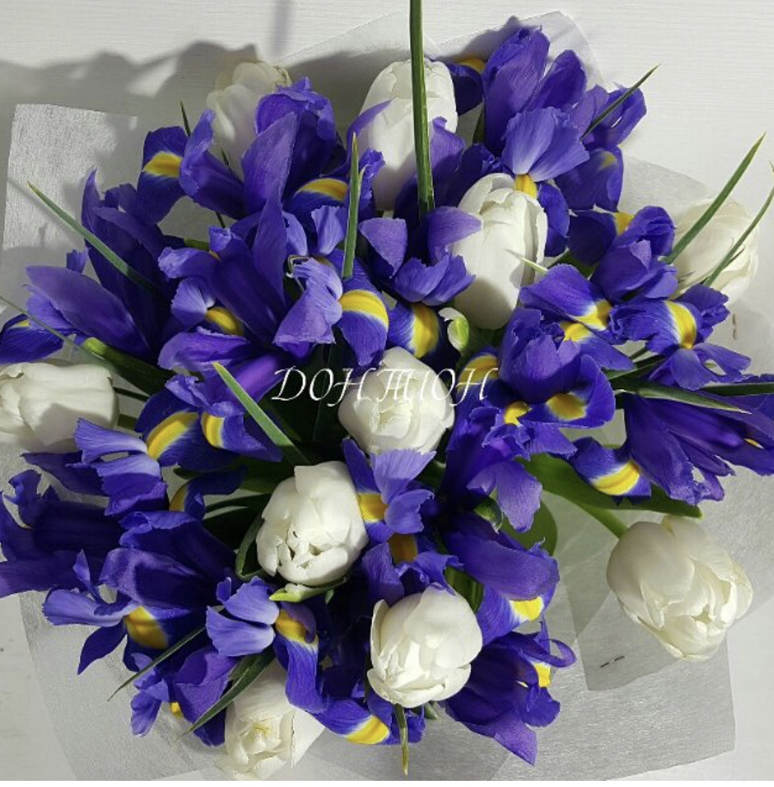 Белый тюльпан с ирисами