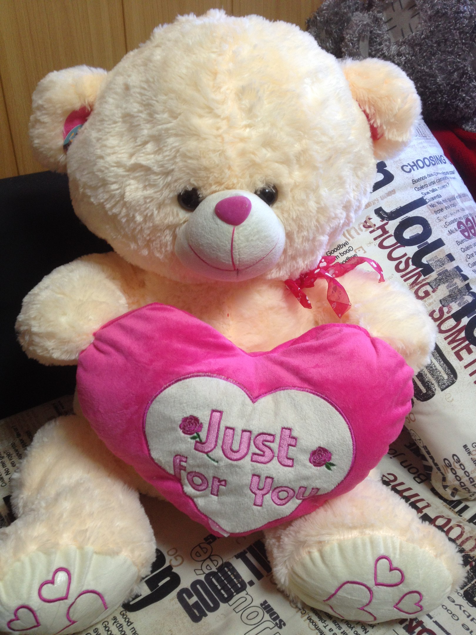 Кремовый мишка с малиновым сердечком
