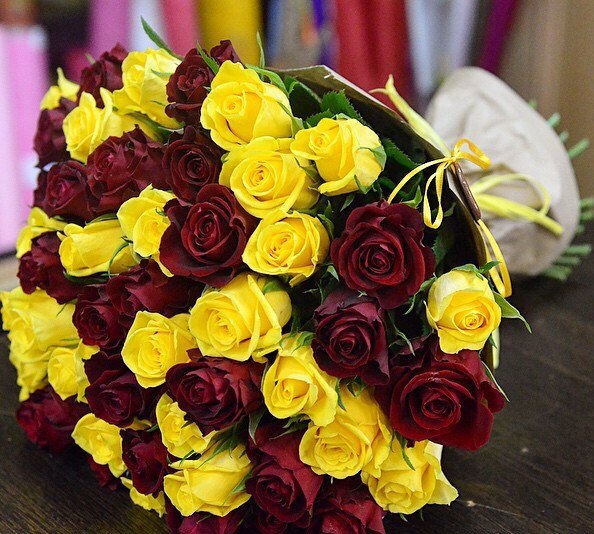 Букет красных и жёлтых роз