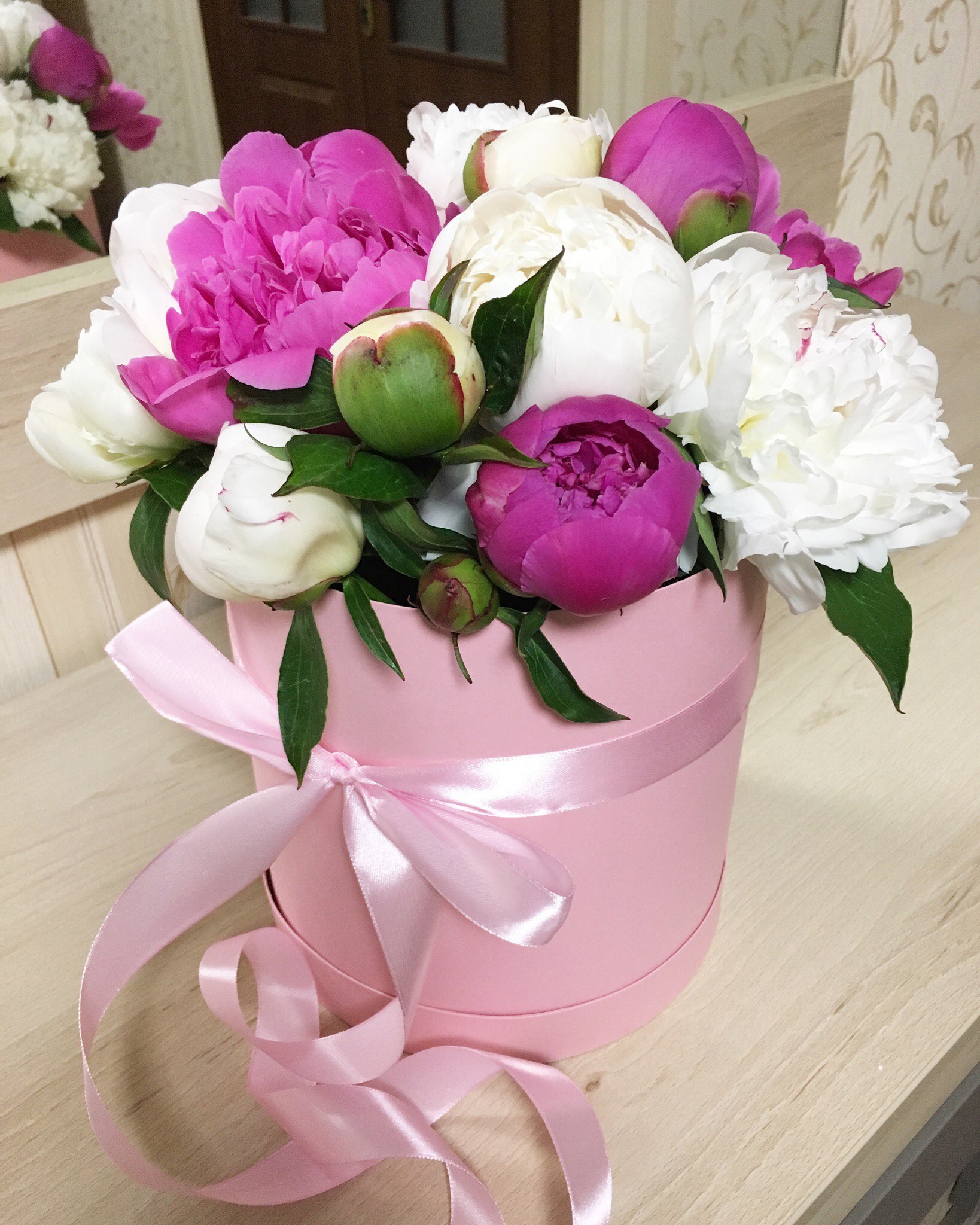 Коробка с пионами