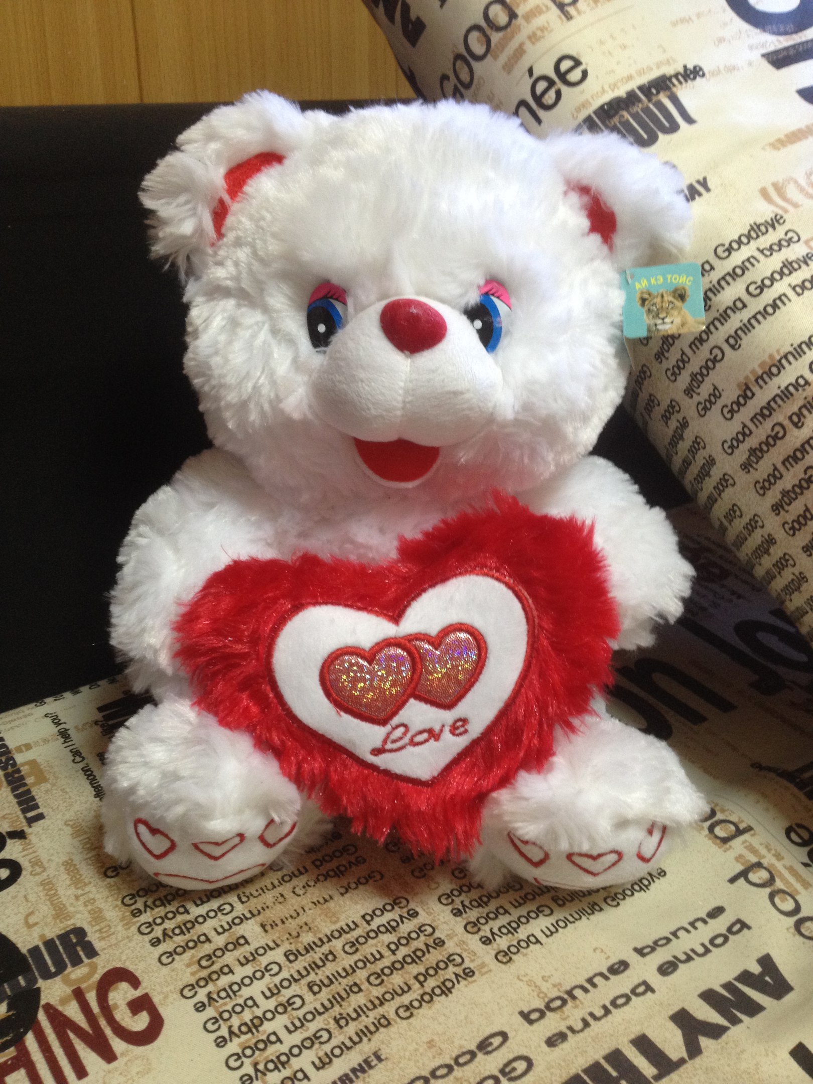 Белый с  мишка  с красным  сердечком